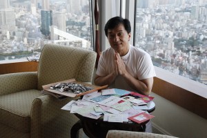 Jack Chan no hotel em Tokyo lendo as cartas dos fãs japas! Jack Chan no hotel em Tokyo lendo as cartas dos fãs japas! Foto do Twitter do CHan