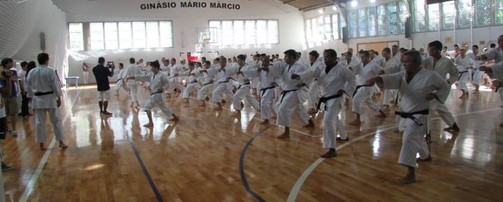 Aquecimento sob a supervisão de Otsuka sensei