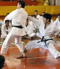 O famoso Kaiten Koshi com uraken