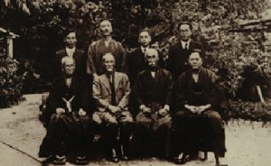 Comemoração do Estabelecimento dos Kata Básicos do Karatê-Do (1937) (Frente, a partir da direita) Chojun Miyagi, Chomo Hanashiro, Kentsu Yabu, Chotoku Kyan(Atrás, a partir da direita) Genwa Nakasone, Choshin Chibana, Choryo Maeshiro, Shinpan Shiroma. 