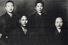 (Da Frente e da direita) Gichin Funakoshi, Chojun Miyagi (de trás, da direita) Saito, Yasuhiro Konishi (1932)