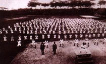 Treinamento do grupo Junior da 2a. Escola de nível médio da Prefeitura de Okinawa, 1937 (Instrutor: Juhatsu Kyoda)