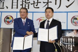 Sasagawa (JKF) e Matsui (IKO SOSAI), firmando acordo.