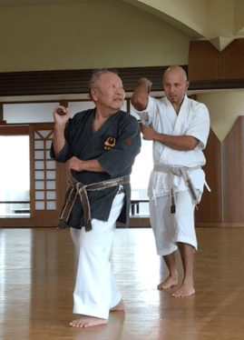 Yogi sensei ensinando uma das posturas do kata com Nuchaku
